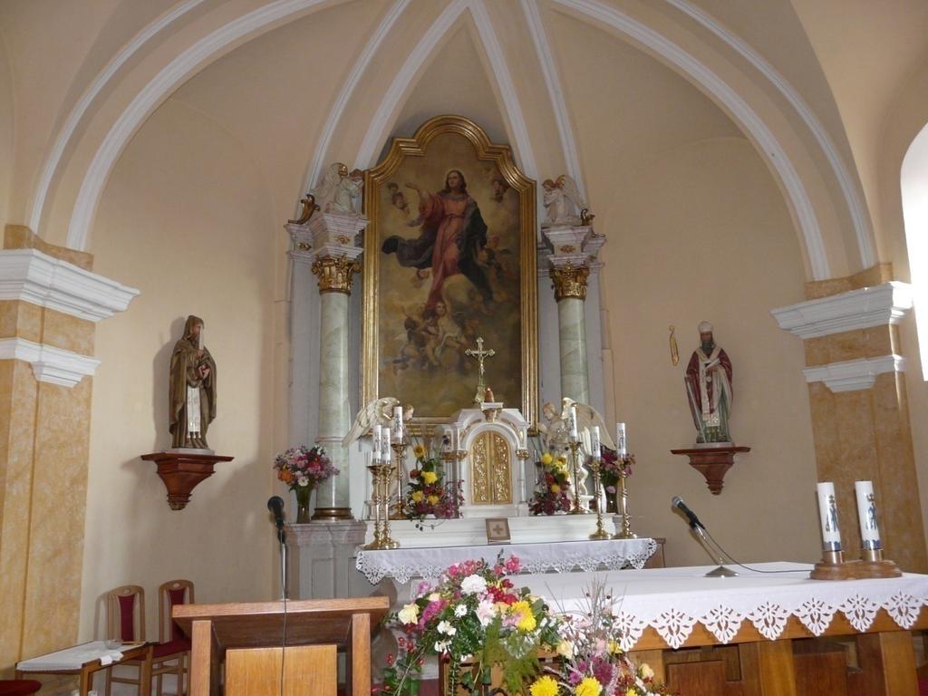 Vavřince 63 Pohled do presbytáře.