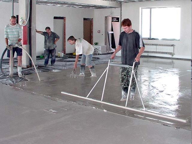 Samonivelační podlahy obsahují plastifikátor, zlepšující tekutost směsi