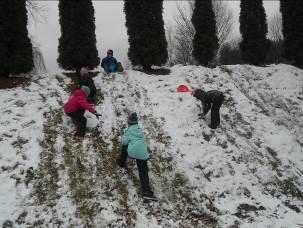 První prosincový den napadl sníh. S družinou jsme šli na tartan. Někteří se koulovali a někteří dělali andělíčky do sněhu.