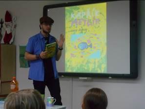 Všichni jsme si sedli na židli nebo kobereček a Jan Opatřil (spisovatel a ilustrátor) nám povídal, odkud pochází, kde studoval, bydlí v Brně a studoval vysokou školu rybářskou. Hodně o rybách věděl.