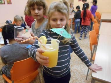 MÍCHANÉ KOKTELY 21.12. jsme míchali koktejly. Přišla k nám paní Krupová. Měla s sebou pomerančové džusy, kokosovou vodičku, barvivo, šejkr, led, ananas a deštníčky na ozdobu.