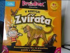 Postavili jsme se kolem deky do kroužku a společně ji odkryli. Bylo tam několik hraček.