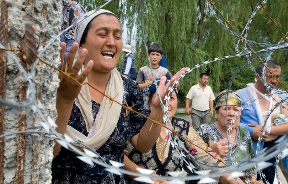 monitor KOMENTÁŘ Velmoci se netrumfují Na jihu Kyrgyzstánu se vraždí a znásilňuje. Čtyři sta tisíc Uzbeků se snaží dostat do Uzbekistánu. V oblasti vážně hrozí humanitární katastrofa.