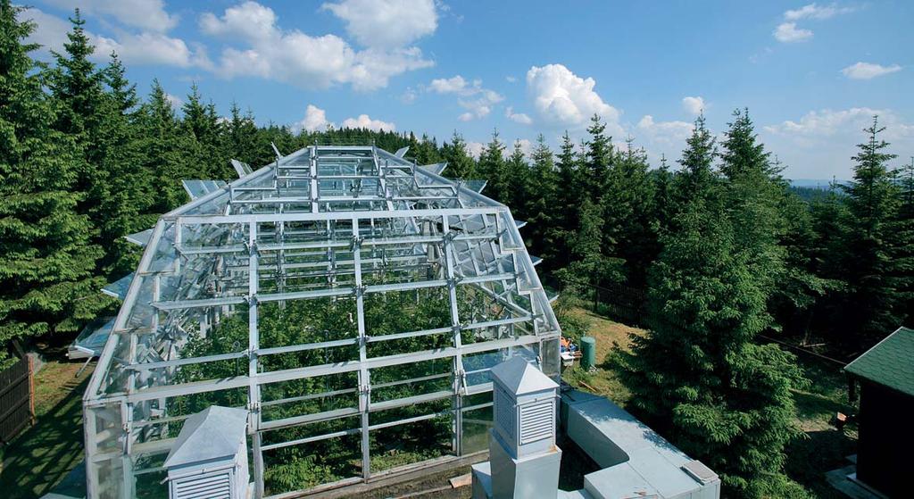 report UNIKÁTNÍ SKLENÍK. Jedním ze zařízení, na něž CzechGlobe naváže, je laboratoř z Bílého Kříže v Beskydech. Umí simulovat klimatické podmínky roku 2050.
