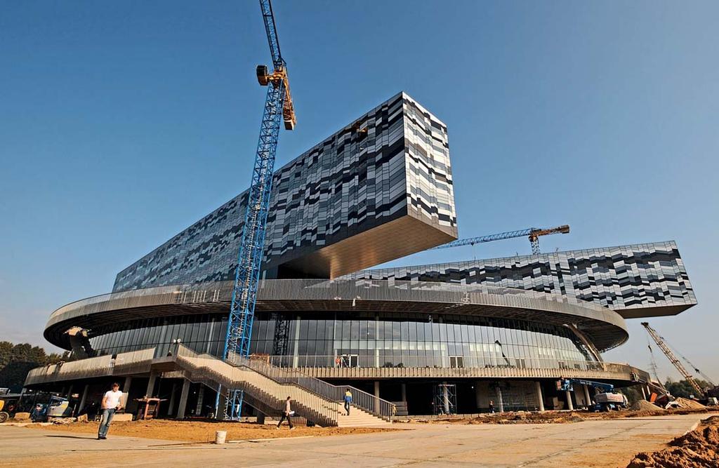 VYNUCENÁ SYNERGIE. Město inovací vyroste kolem moskevské školy managementu ve Skolkovu (na snímku z loňského září).