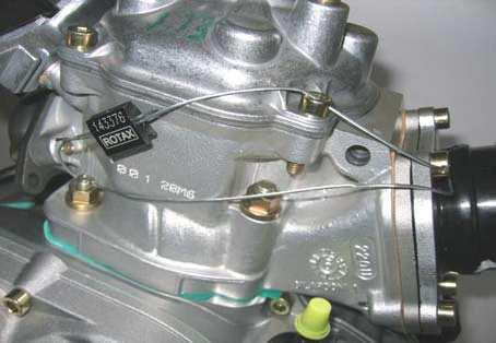 3 2 1 Pi každém novém pe et ní motoru je orgán (autorizovaný distributor ROTAX nebo jeho servisní stedisko), který kontroluje a pe etí motor, odpov dný za následující údaje na identifika ní kart