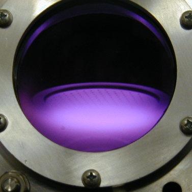 Kapacitně vázané plazma / Capacitively Coupled Plasma Zapaluje se