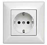 Elektroinstalace v bytech Rozvody v provedení z mědi vedené pod omítkou nebo v podlaze. Zásuvky a vypínače v barvě bílé typ SCHRACK VISIO 50.
