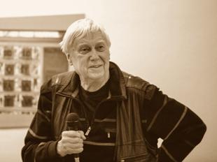 98 BULLETIN MUZEA ROMSKÉ KULTURY 24/2015 NERECENZOVANÁ ČÁST Režisér Rudolf Adler v Muzeu romské kultury. Pamětnický večer Jaká je to pěkná růža. Brno. 2015. Foto MRK L.
