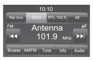 Systém je vybaven následujícími tunery: AM, FM a DAB (u příslušné verze vozidla). NAVOLENÍ REŽIMU RÁDIA Režim rádia se aktivuje stiskem tlačítka RADIO (13-obr. 1) na čelním panelu.