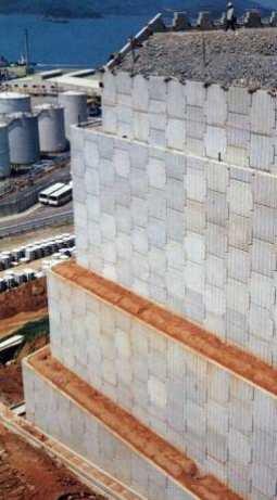 2 Vyztužené opěrné stěny Zemina má obdobně jako další klasické stavební materiály (dřevo, beton, ocel) poměrně dobré vlastnosti při zatížení tlakem, avšak při zatížení tahem se projeví jedna z