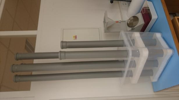 a) b) c) Obrázek 27 a) Založený experiment ve stojanu; b) Detail stojanu; c) Detail trubky osazené zátkou Během měření byly odhaleny určité problémy komplikující práci se zařízením.
