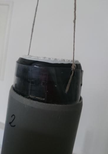 Obrázek 30 Spuštění zkušební sestavy do trubky Pomocí mechanismu pak byla tato sestava spouštěna na dno vodou naplněné trubky.