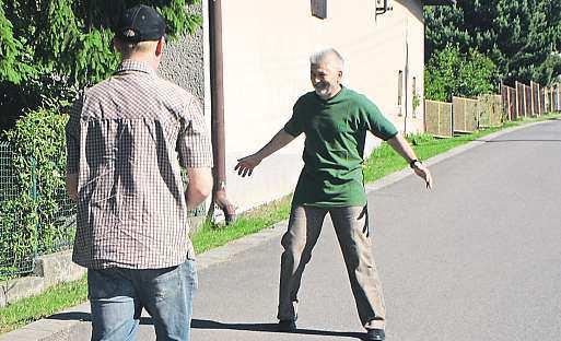 Rozkvetlé lilie arůže doplněné okrasnými dřevinami, bylinkami a vším, co dělá zahradu krásnou, použijí profesionální zahradníci avytvoří pestrobarevné aranžmá.