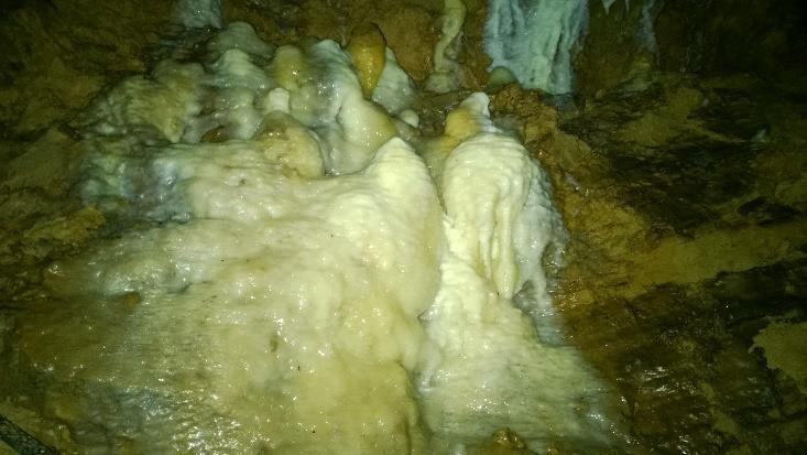 nejširšího místa jeskyně v půdorysu a podélném řezu.