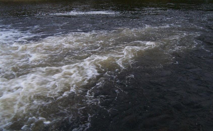 má nenulovou vířivost (protahování, deformování a dělení vírů jsou prostorové děje a mají klíčovou roli v turbulentním proudění); se rychle utlumuje,