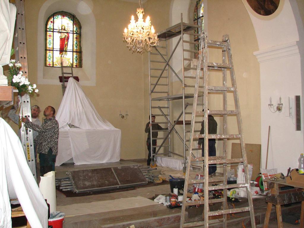 5. října 2013 jela naše farnost na modlitební den za rodiny a nová kněžská a řeholní povolání valašskoklobouckého děkanátu na Velehrad. Ve dnech od 9. do 15. října instalovala firma Ateliér Vitraj s.