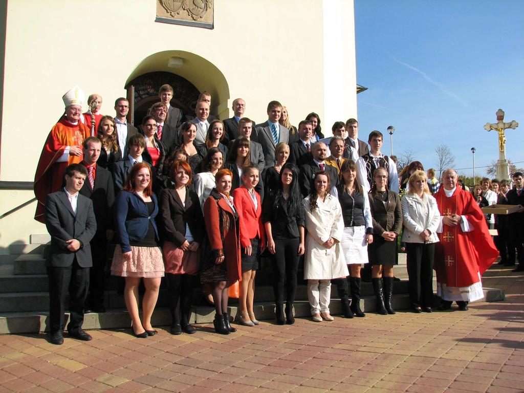 Společné foto biřmovanců s biskupem Josefem, P. Hubertem Wojcikem a jáhnem Karlem Adámkem 31. října 2013 jsme si při mši svaté připomenuli 100 let od narození P.