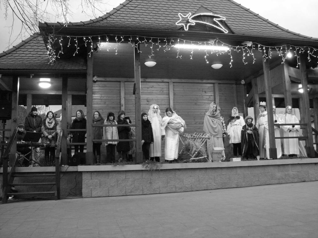 22. 12. uspořádala Charita sv. Rodiny Luhačovice tzv. bazárek cukroví. Jedná se o dobročinnou sbírku pro Charitu. Navečer šly děti v Luhačovicích na Putování za vánoční hvězdou.