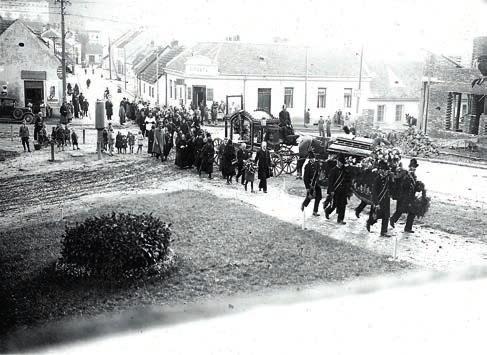 Pohřební průvod na křižovatce u pošty.