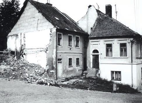 Bourání domu v ulici U Vážné studny (1989) Opravené domy