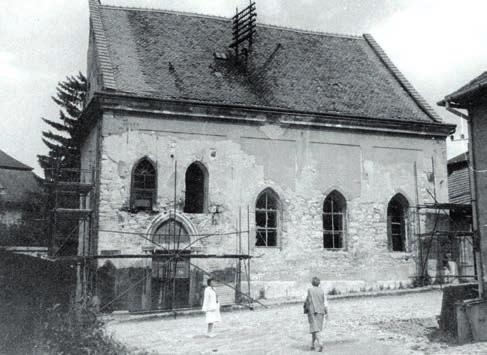 Oprava synagogy (1991) Synagoga maior (2017)