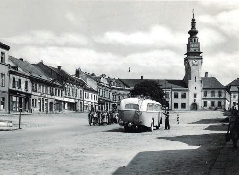 Čekání na odjezd autobusu na boskovickém náměstí.