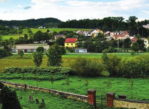 století) Pohled ze židovského hřbitova na ulici Janáčkovu