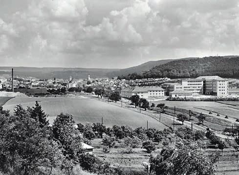 Pohled na Boskovice z Vinohrádek, v popředí vpravo nemocnice