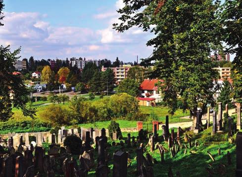 století) Pohled ze židovského hřbitova na ulice Bílkova a Mánesova