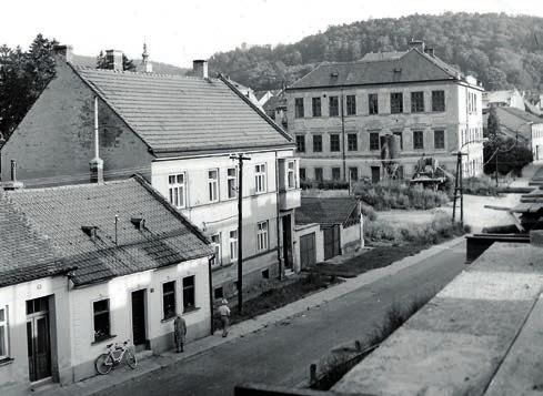 Ulice Bezručova, v pozadí základní škola Růžová (80.