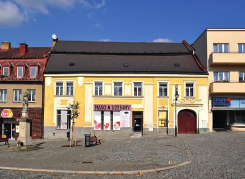 Dům na náměstí (1900) Obytný dům s prodejnou na Masarykově náměstí (2017) Svatoslav Svatoslava Barbora, Barbara
