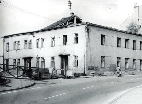 Bourání bývalé pošty, rodného domu Otakara Kubína (1988) Slavomír Slavomíra