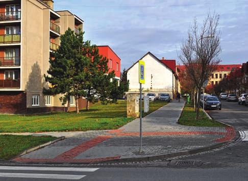 Čerpací stanice a budova lékárny na křižovatce ulic Komenského a Švermova (40. 50. léta 20.