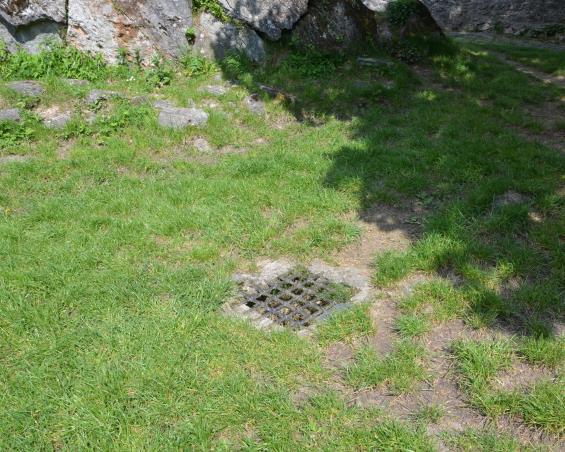 Výplň dutiny tvoří částečně zpevněné červené až rezavé písky a jemnozrnné pískovce žluté barvy (Kořínek, K., sborník SPELEO č. 13). Obr. 33.