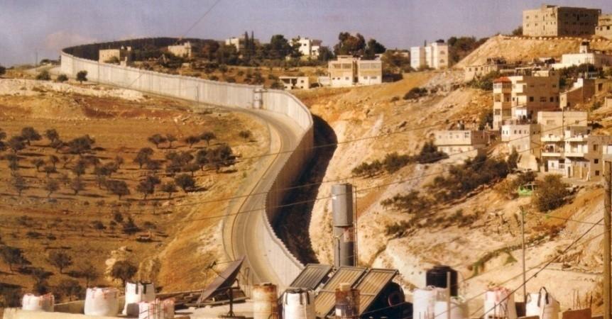 Území státu Palestina tvoří dnes Západní břeh Jprdánu a Pásmo Gazy asi 6600 km² se 3 miliony obyvatel.