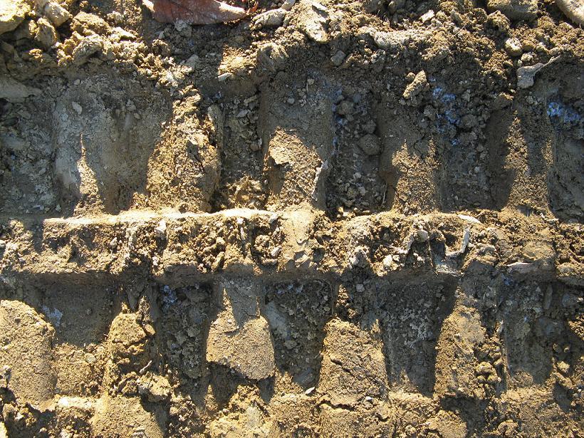 opakující se motiv dezénu pneumatiky, avšak přírodní materiál, ve kterém byla
