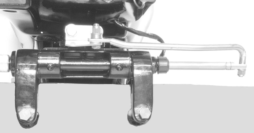 ÚDRŽBA Otočné čepy spojovcího táhl řízení - Nmžte otočné čepy. 10164 Kontrol kpliny v systému nstvení polohy motoru 1. Nklopte přívěsný motor úplně do horní polohy nsďte zámek podpěry nklápění. 2.