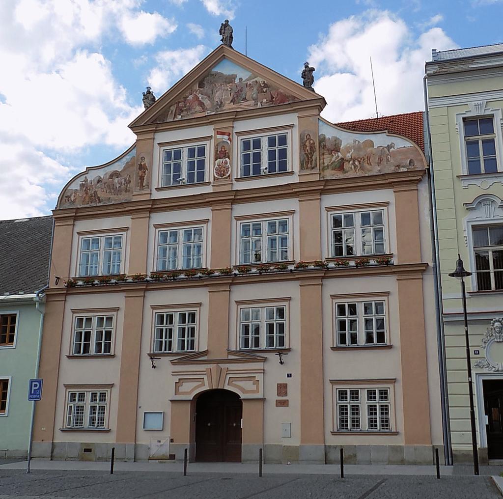 Planá 10... Rozloha MPZ _ 58,6 ha ha Počet památek _ 36 (z toho 34 v MPZ) Původně raně barokní jednopatrová radnice pochází z let 1680 až 1685. V 80. letech 19. stol.
