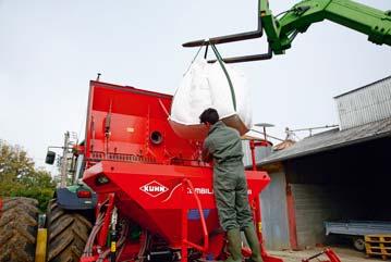 SECÍ RÁM S HYDRAULICKÝM ZDVIHEM Toto provedení nabízí velkou světlou výšku pod výsevními jednotkami, což usnadňuje přepravu a umožňuje