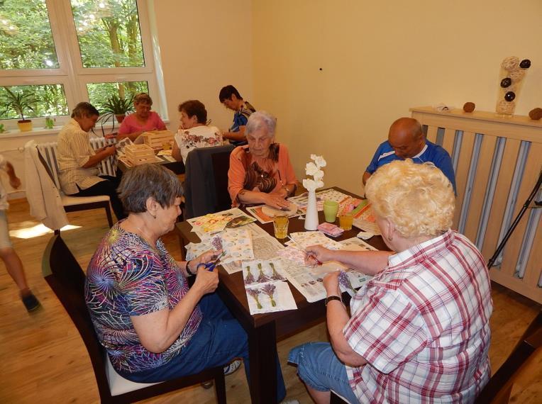 ČERVEN 2016 14.06.2016 UBROUSKOVÁ TECHNIKA V úterý 14.06.2016 bylo pro seniory z DPS Heřmanická připraveno spolu s dobrovolníky z Ge Volunteers tvořivé odpoledne.