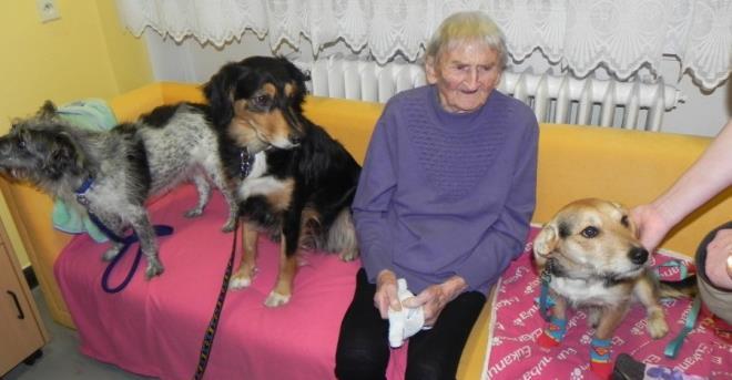 Ale bylo nám dobře, při takové chumelenici venku jako je dnes, se na naše mládí dobře vzpomíná. Horší to máte vy, kdo musíte i v takovéto mele do práce.
