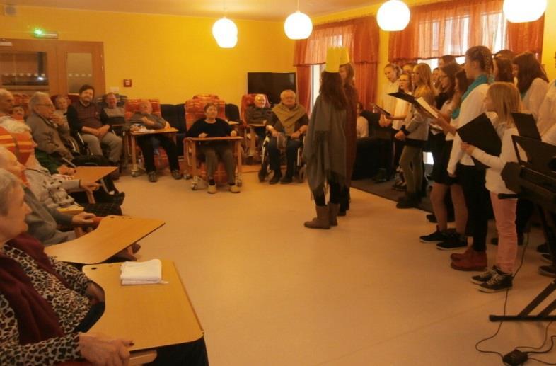 Tři králové První lednové páteční dopoledne zpestřilo našim uživatelům na oddělení B Tříkrálové vystoupení pěveckého sboru studentů místní Základní školy a Gymnázia Komenského.