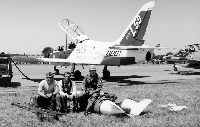 DISPLAY PILOT LETOUNU L-59 K předvádění letounu L-59 jsem se dostal při zalétávání prototypů v Aero Vodochody z titulu zkušebního pilota ve Výzkumném ústavu 030 Kbely.