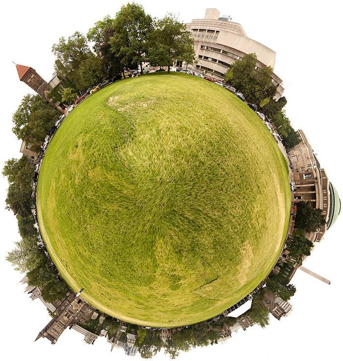 Obrázek 5.2: Efekt rybího oka [10] Při tvorbě panoramatických fotografií se používá mnoho různých druhů projekcí. Jsou rozděleny podle toho, na jaký geometrický objekt se projektují (mapují).