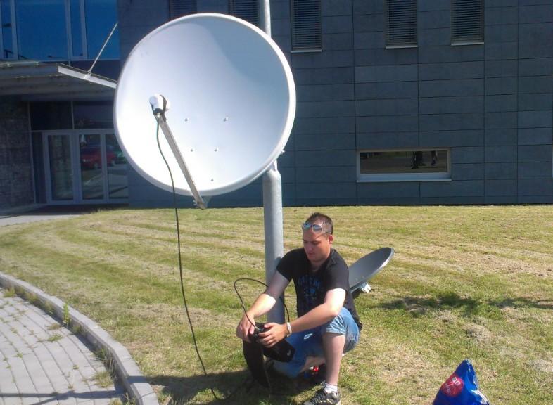 Obrázek 4.5 Fotografie zleva LNB konvertor, koaxiální kabel a konzole na stožár [61] Obrázek 4.6 Fotografie z místa měření ze 100 cm paraboly 4.7.