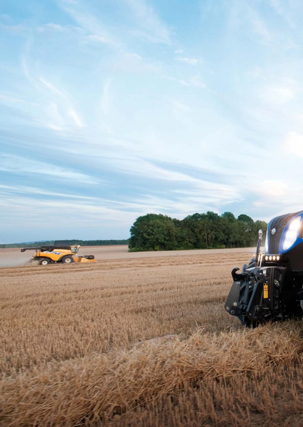 2 3 JEDNÍM SLOVEM UNIVERZÁL New Holland T8 nebyl stvořen pouze pro těžké polní práce.