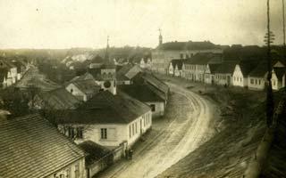 Její stavba byla zadána Františku Eliáškovi staviteli v Novém Strašecí a základní kámen položen 6. června 1912. Stavba byla dokončena a jako dívčí škola slavnostně otevřena 14.