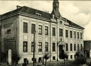 Budova byla upravována ve 2. polovině 20. století. V roce 1990 byla přejmenována na Benešovu školu a osazena pamětní deska.