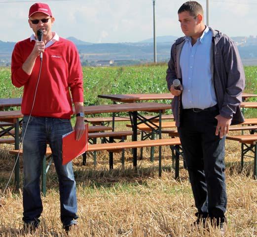 V zásobníku mohou být uložena dvě různá hnojiva, případně v jedné části hnojivo a v druhé osivo.